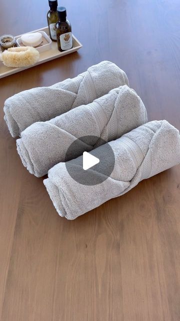 LINEN CHEST on Instagram: "3 ways to fold your towels 🧖🏼‍♀️💦 Featuring our most popular Royal Plush towels (on sale now!): 3 ways to fold your towels 🧖🏼‍♀️💦 Featuring our most popular Royal Plush towels (on sale now!) - 3 façons de plier vos serviettes 🧖🏼‍♀️💦 En vedette: les serviettes Royal Plush (notre collection la plus populaire) – en solde maintenant!  #linenchest #linenchestbath #towels #howto #bathroom" Fold Towels For Display, Unpacking After Moving, How To Fold Bath Towels, Folding Bathroom Towels, Roll Bath Towels, Folding Bath Towels, Hand Towel Folding, How To Roll Bath Towels, Towel Folding Ideas