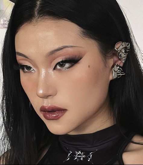 Prom Makeup For Small Eyes, 70s Editorial Makeup, Fur Shirt Outfit, Bold Make Up, Artic Monkeys Makeup, Fierce Make Up Look, Editorial Makeup Asian, Show Makeup Dancers, Lover Makeup Ideas