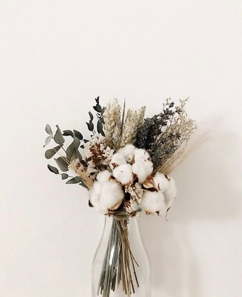 pinterest: camilleelyse ♡ Dried Flowers Vase Arrangement, Flower Vase Arrangements, Modern Flower Arrangements, Vase Arrangements, Design Flower, Deco Floral, Modern Flower, Dried Flower Bouquet, Dried Flower Arrangements