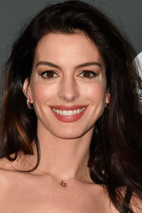 Anne Hathaway is asking everyone to stop calling her Anne, as she’d prefer to be called something else. Anne Hathaway Pics, The Princess Diaries, Female Actors, Bra Image, Princess Diaries, Hollywood Actress, Devil Wears Prada, Jessica Chastain, Anne Hathaway