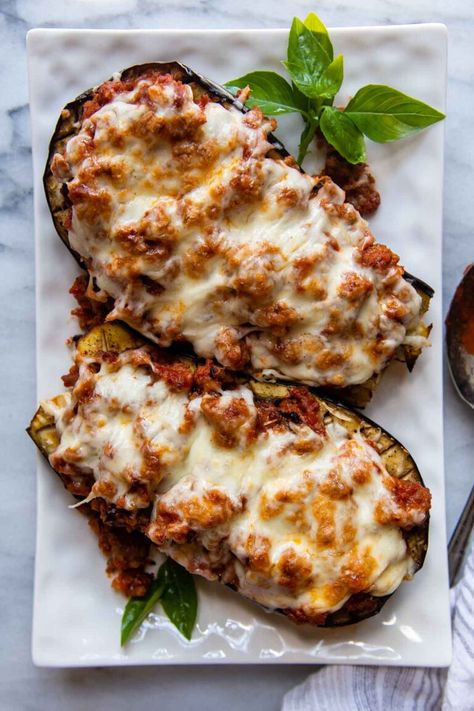 Stuffed Eggplant Boats - MamaGourmand Baked Stuffed Eggplant, Italian Sausage Sauce, Eggplant Dinner, Sausage Tomato Sauce, Eggplant Boats, Garden Vegetable Recipes, Easy Eggplant, Sausage Marinara, Sausage Sauce