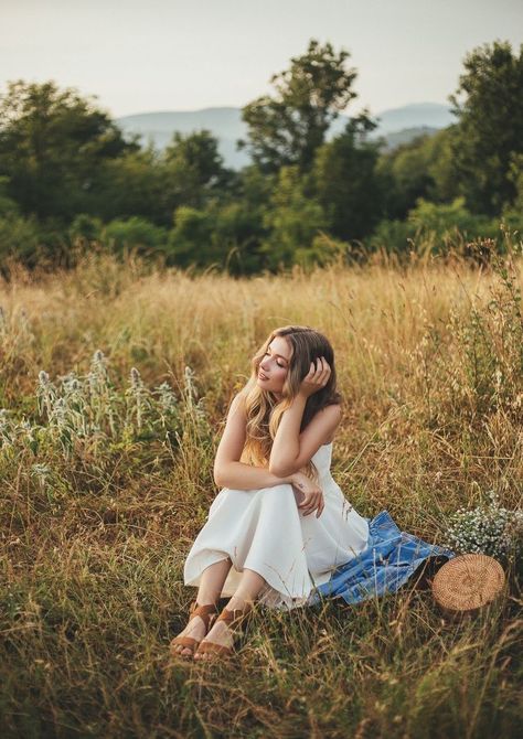 Debut Photoshoot, Outdoor Portrait Photography, Senior Photography Poses, Senior Photo Poses, Senior Photo Outfits, Spring Photoshoot, Pose Fotografi, Photographie Portrait Inspiration, Field Of Dreams