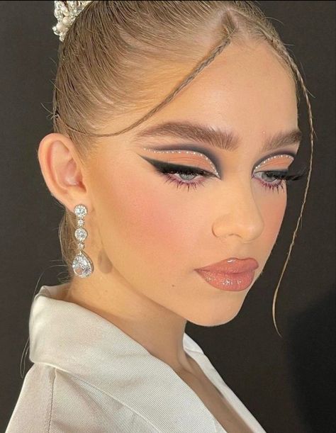 Black Swan Makeup, Exotic Makeup, Maquillage On Fleek, Rhinestone Makeup, Prom Eye Makeup, Casual Makeup, Eye Makeup Pictures, Makeup Idea, Makijaż Smokey Eye