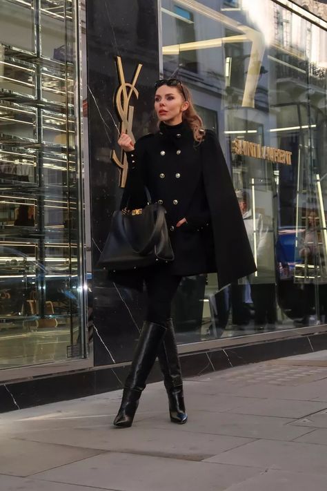 Black Poncho Outfit, Knee Length Boots Outfit, Cape Coat Outfit, Laura Blair, Poncho Outfit, Street Style Fall Winter, Black Poncho, Classy Winter Outfits, Fashion Capsule Wardrobe