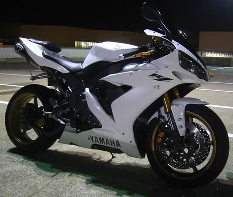 2006 Yamaha R1 White and Gold Yamaha R1 2006, Honda Sport Bikes, Motogp Valentino Rossi, Yamaha 125, Motos Yamaha, White Motorcycle, Image Moto, Yamaha Bikes, Motorcycle Aesthetic