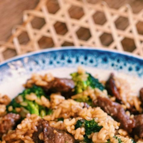 Tiffy Cooks 🥟 Easy Recipes on Instagram: "I AM NOT KIDDING when I tell you that my husband DEVOURED bowls of this delicious savory Beef and Broccoli Fried Rice. Simple, easy, and delicious Black Pepper Beef and Broccoli Fried Rice with many secret tips on making tender beef every single time. Who doesn’t love a delicious and easy one-pot dinner? Full recipe in my bio ❤️ #beef #broccolli #friedrice #rice #onepotmeal #dinnerideas #cookingvideo #chinesefood #foodporn #recipes" Broccoli Fried Rice, Black Pepper Beef, Tiffy Cooks, Pepper Beef, Foodporn Recipes, One Pot Dinner, Tender Beef, Broccoli Beef, Easy Cooking Recipes