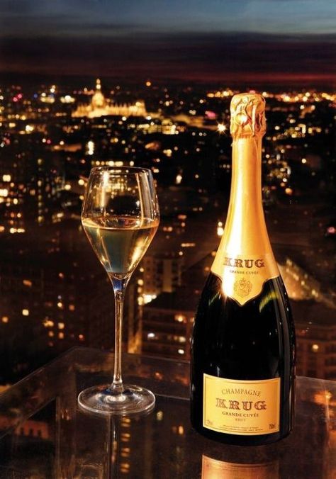 champagne & views Krug Champagne, Champagne Moet, Benfica Wallpaper, Bottle Of Champagne, Wine Photography, Champagne Bubbles, Beautiful Dream, Pinot Noir, Sparkling Wine