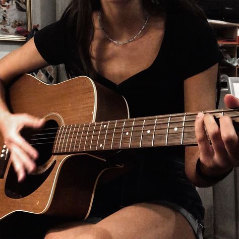 Guitar Woman, Guitar Players, Music Girl Aesthetic, Guitar Inspo Pics, Learning Guitar Aesthetic, Learn Guitar Aesthetic, Guitar Player Aesthetic, Guitar Practice Aesthetic, Guitar Girl Aesthetic