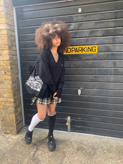 Afro Alternative Fashion, Outfits With Afro Hair, Alternative Black Women, Afro Outfits, Black Alternative Girl, Streetwear Girl, Pelo Afro, Look Rock, Afro Hair