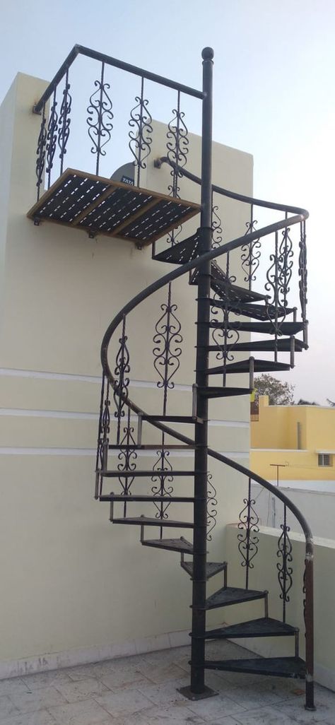 Spiral Steps Design, Iron Round Stairs Design, Iron Steps Design, Round Gate Design, Round Steps Stairs, Steel Grill Design For Stairs, Steel Window Grill Design Modern, Round Staircase Design, Rustic Stair Railing