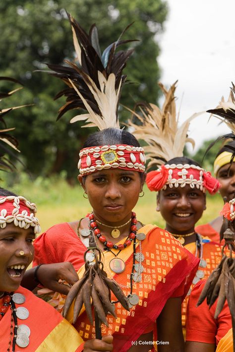 Bastar region in Chhattisgarh India Woman with the 'Jhumka Lathi' or dancing stick Gond Tribe People, Chhattisgarh Culture, Tribes In India, Selfie Booth, Kokopelli Art, Village Girls, Lion Live Wallpaper, Indian States, Composition Painting