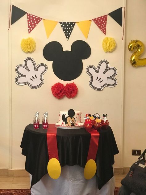 Birthday Decor Mickey Mouse, Diy Mickey Party Decorations, Diy Mickey Mouse Pinata, Simple And Easy Birthday Decorations, Mickey Themed Birthday Decoration, Mickey Mouse Bday Party Ideas, Mickey Mouse Birthday Decorations 1st, Simple Mickey Mouse Party, Mickey Mouse Birthday Theme Decorations