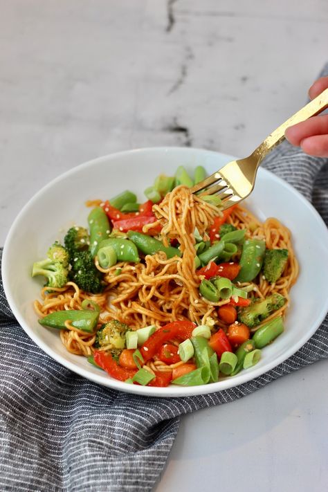 Healthy Ramen Stir Fry - with Veggies of Choice Healthy Ramen Recipes, Stir Fry Vegan, Vegetable Ramen, Ramen Flavors, Healthy Ramen, Raw Sweet Potato, Ramen Dishes, Ramen Stir Fry, Healthy Stir Fry