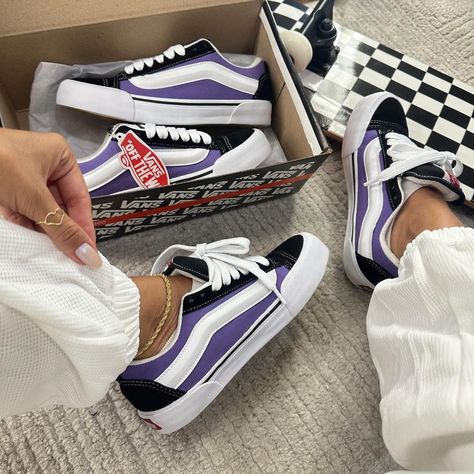 🖤💜🤍 📦 Vans Knu Skool Black Purple 📌 Disponível 34 a 39 #vansoldskool #vans #vansknuskool #tenisfeminino #sneakersbr #streetwearbr #sneakersbrasil #arcanesneakers Vans Outfit Girls, Tenis Vans, Vans Outfit, Violet, Girl Outfits, Sneakers