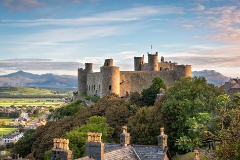 Harlech Castle Pembroke Castle, Welsh Castles, Castles In Wales, British Castles, Wales Travel, William Ellis, Visit Wales, Brecon Beacons, Medieval World