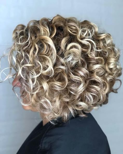 Curly Blonde Balayage Bob to Look Younger Gorgeous Haircuts, Blonde Hair With Pink Highlights, Short Wavy Haircuts, Pink Blonde Hair, Bob Haircut Curly, Thick Wavy Hair, Curly Hair Photos, Blonde Curly Hair, Short Brown Hair