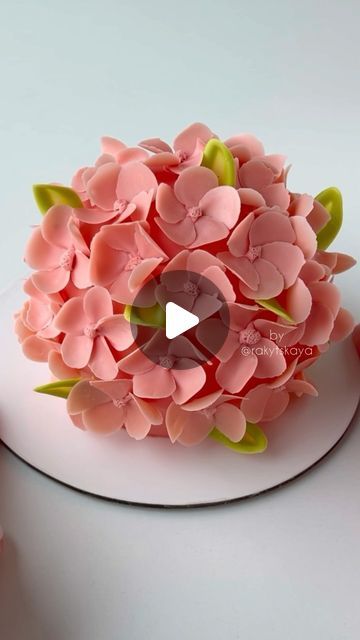 Chocolate Flower Petals, How To Make Chocolate Flowers, Modeling Chocolate Flowers, Chocolate Flower Cake, Cake With Chocolate Decoration, How To Make Fondant Flowers, Chocolate Decorations For Cake, Chocolate Decoration Ideas, Chocolate Sphere