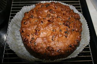 Miss Elizabeth's Baking Blog: Mary Berry's Quick Boiled Fruit Cake Mary Berry Fruit Cake, Moist Fruit Cake Recipe, Mary Berry Cooks, Fruit Cake Recipe Easy, Boiled Fruit Cake, Fruit Cake Recipe Christmas, Fruit Cake Recipe, Christmas Cakes Easy, Mary Berry Recipe