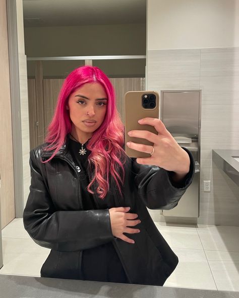 pink hair Hot Pink Hair With Dark Roots, Pink Hair On Black Hair, Pink Hair Tan Skin, Pink Hair Brown Skin, Pink Hair On Dark Skin, Pink And Ginger Hair, Pink Hair On Brown Skin, Pink Hair Dark Roots, Strawberry Pink Hair