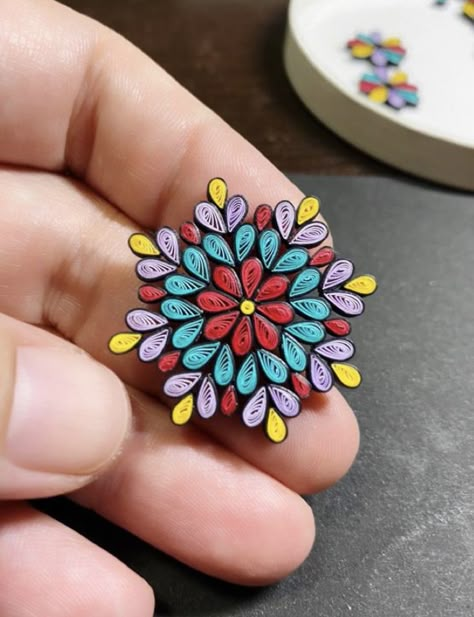 Quilling Rakhi, Quilling Dolls, Diy Quilling Crafts, Quilling Flower Designs, Quilling Letters, Paper Quilling Earrings, Paper Quilling Flowers, Paper Quilling Cards, Paper Quilling Jewelry