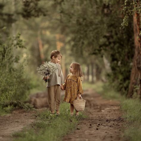 Toddler Sibling Photography, Outdoor Photoshoot Ideas For Kids, Brother And Sister Photography, Kid Photoshoot Ideas Outdoors, Mother And Kids Photoshoot Outdoor, Outdoor Preschool Photography, Sister Fall Photoshoot Kids, Children Playing Photography, Storybook Photography