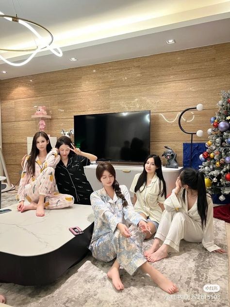 Ulzzang Friends, Friendship Photoshoot, Pj Party, Best Friend Outfits, Photography Posing Guide, Cute Friend Photos, Korean Girl Fashion, Classic Style Women, Friend Poses