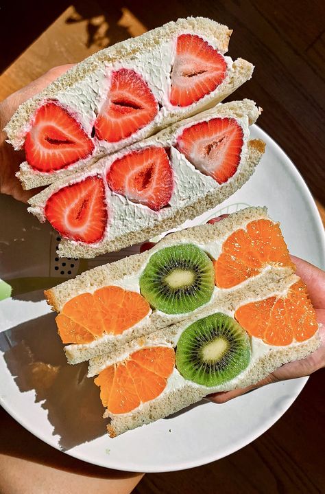 Fruit Cream Sandwich, Korean Fruit Sandwich, Fruit Sandwich Aesthetic, Fruit Sando Aesthetic, Japanese Fruit Sandwiches, Sandwich Japanese, Japanese Fruit Sandwich, Fruit Based Desserts, Fruit Sando