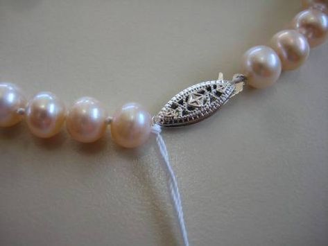 Restring Pearls, Pearl Necklace Tutorial, Jewelry Pearls, Diy Jewelry Necklace, Jewelry Knots, Love Jewelry, Jewelry Techniques, Necklace Pearl, Jewelry Making Tutorials