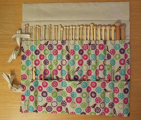 Knitting Needle Case Tutorial, Knitting Needle Case Pattern, Knitting Bag Tutorial, Diy Knitting Needles, Knitting Case, Sewing Organizer, Handmade Presents, Knitting Needle Storage, Crochet Hook Holder