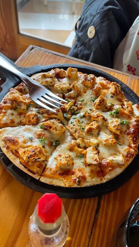 Indian Food Pics, Pizza Pic, Indian Pizza, Paneer Pizza, Indian Fast Food, Indian Love, Afghan Food Recipes, Foodie Pics, Vegetarian Fast Food