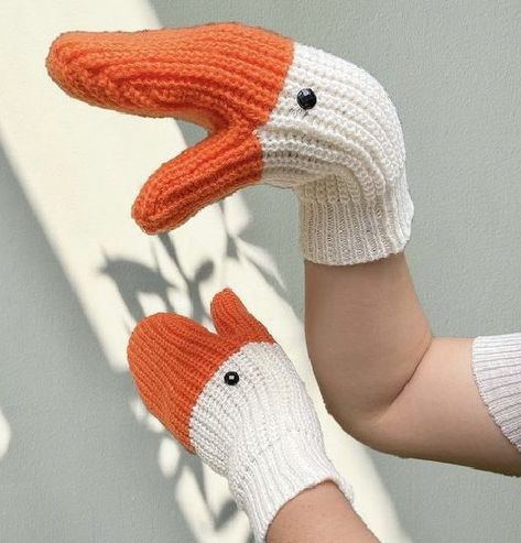 Fun Knitting Patterns, Crochet Practical Ideas, Best Crochet Gifts, Fun Knitting Projects, Knitting Gift Ideas, Monster Gloves, Fingerless Mittens Knit, Practical Crochet, Knitting Gifts