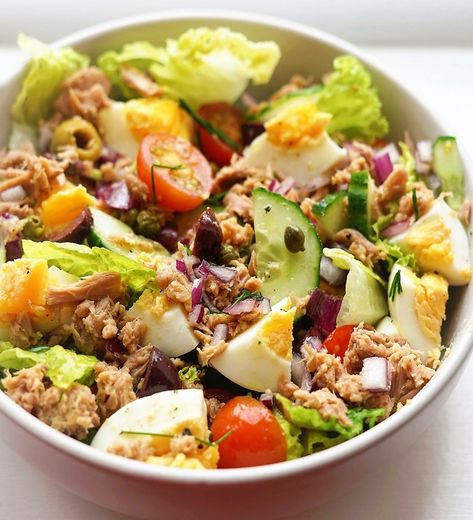 Classic Tuna Salad Recipe, Tuna Potato, Tuna Salad Recipe Easy, Tuna Egg Salad, Spicy Tuna Salad, Tuna Fish Salad, Salad Italian, Classic Tuna Salad, Boiled Egg Recipes