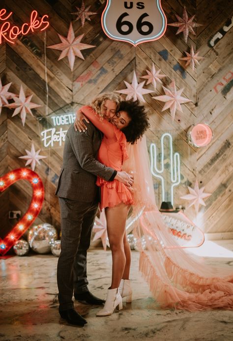 Shed Wedding, Pink Veil, Colored Wedding Dress, Red Wedding Dress, Mini Wedding Dresses, Rock My Wedding, Neon Wedding, Retro Wedding, Las Vegas Weddings