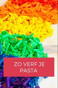 Zo verf je makkelijk je eigen pasta en rijst! Leuk voor sensorische activiteiten met kinderen! Sensory play • kinderactiviteiten • spelen met peuters Sensory Boards, Tuff Tray, Sensory Boxes, Work Activities, Childrens Crafts, Sensory Bins, Peg Dolls, Sensory Play, Diy Toys