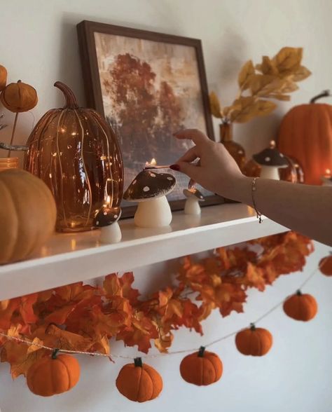 Fall Room Decor, Decoration Vitrine, Fall Living Room Decor, Cozy Fall Decor, Fall Bedroom, Fall Deco, Autumn Decorating, Aesthetic Vibes, Fall Halloween Decor