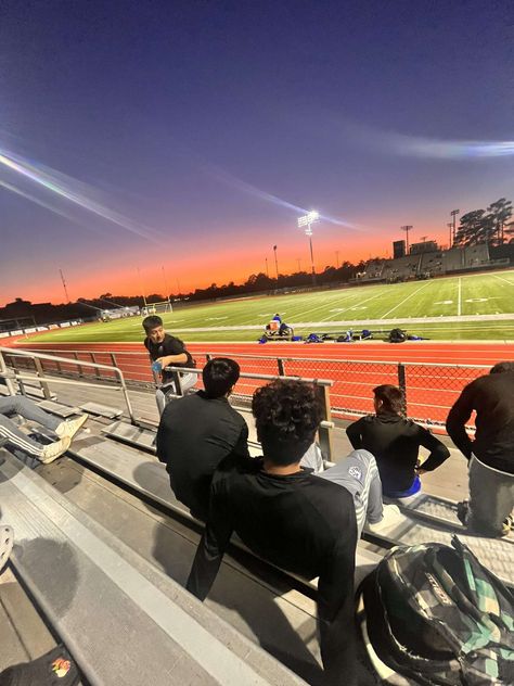 Texas Background, Highschool Dream Aesthetic, New York High School Aesthetic, High School Aesthetic American, Usa High School Aesthetic, American Teenage Life, Morning School, High School Pictures, Aesthetic 2000s