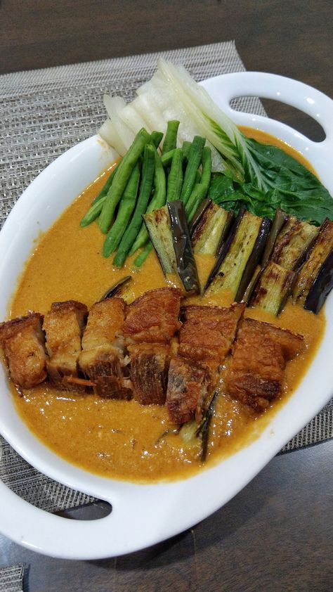 Kare Kare Aesthetic, Crispy Kare Kare, Pinoy Lunch, Filipino Lunch, Ulam Recipe, Filipino Food Party, Pinoy Dishes, Pinoy Foods, Kare Kare