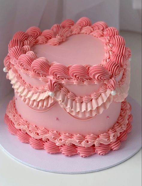 Elegant Heart Cake, Vintage Style Heart Cake, Cute Pink Cakes Birthdays, Pink Vintage Heart Cake, Vintage Heart Cakes, Pastel Pink Cake, Heart Cake Designs, Pink Heart Cake, Vintage Cake Decorating