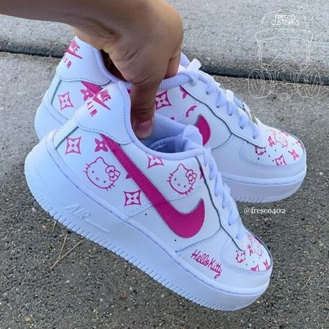 Images Hello Kitty, Pink Nike Shoes, Hello Kitty Things, Hello Kitty Shoes, Hello Kitty House, Kitty Aesthetic, Pretty Sneakers, Kitty Clothes, Hello Kitty Clothes