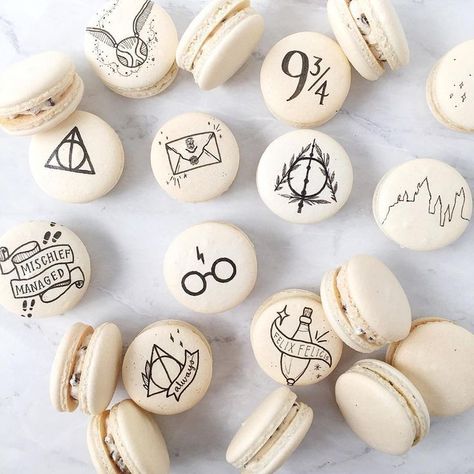 ✨More Harry Potter macarons for a wedding! ⚡ Harry Potter Motto Party, Macaron Art, Harry Potter Weihnachten, Baby Harry Potter, Harry Potter Treats, Harry Potter Desserts, Gateau Harry Potter, Kue Macaroon, Harry Potter Birthday Cake