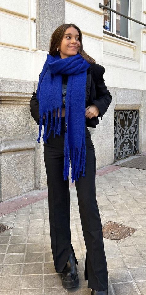 Royal Blue Scarf Outfit, Blue Scarf Outfit Winter, Sevilla Fashion, Black Scarf Outfit, Blue Scarf Outfit, Scarf Selfie, Scarf Outfit Ideas, Aina Simon, Inspi Outfit