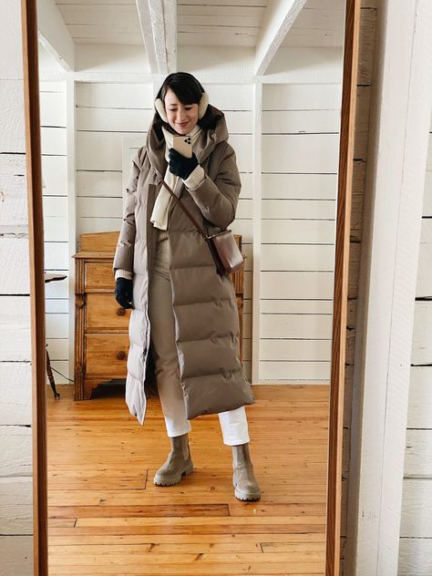 Long Parka Outfit Winter, Long Grey Puffer Jacket Outfit, Long Tan Puffer Jacket Outfit, Long Puffy Coat Outfit, Long Down Jacket Outfit, Puffer Jacket Outfit Long, Tan Puffer Jacket Outfit, Long Parka Outfit, Winter Weekend Getaway Outfits