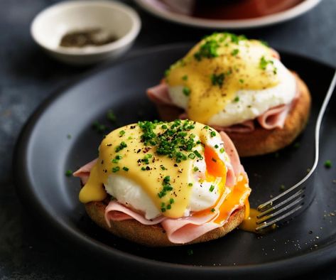 This easy eggs benedict recipe from Australian Women's Weekly will have you enjoying this classic brunch of eggs, ham and hollandaise in no time. Eggs Benny Recipe, Easy Eggs Benedict Recipe, Breakfast Sauce, Mandarine Recipes, Easy Eggs Benedict, Homemade Hollandaise Sauce, Benedict Recipe, Recipe For Hollandaise Sauce, Eggs Benny