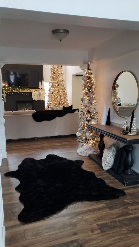 Baseball Photoshoot, Monochrome Christmas, Black Christmas Decorations, Stairs Renovation, Slim Christmas Tree, Christmas Apartment, Round Sofa, Pencil Christmas Tree, Christmas Interiors