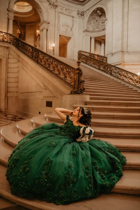 Quinceañera photoshoot at San Francisco city Hall Quinceanera Photoshoot Ideas, 15 Photoshoot, Quince Pics, Emerald Green Quinceanera Theme, Green Quince Dress, Quince Picture Ideas, Quince Photos, Quinceañera Photoshoot, Green Quinceanera Theme