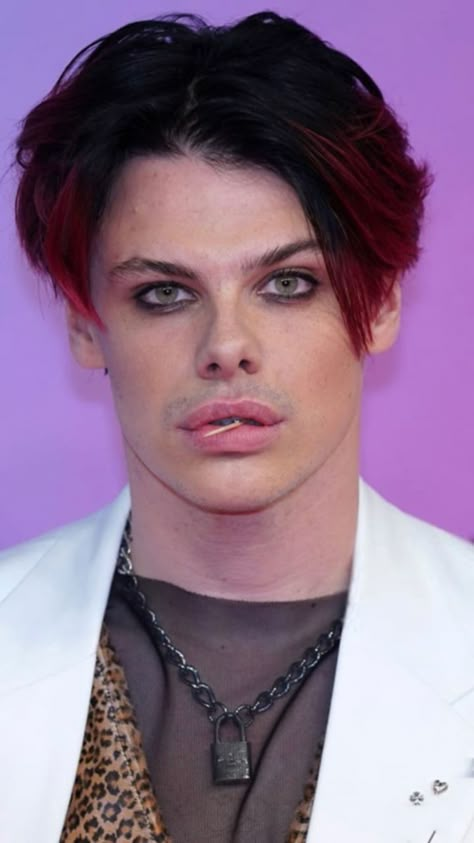 Yungblud Eyeliner, Yungblud Red Hair, Yungblud Haircut, Yungblud Makeup Inspired, Yungblud Makeup, Yungblud Hair, Yungblud Cute, Emo Goth Makeup, Blue And Purple Hair