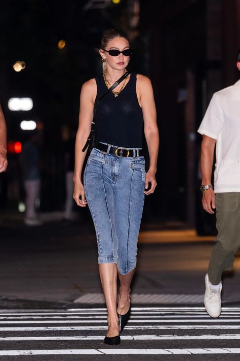 Gigi Hadid Takes the Most Divisive French-Girl Style Staple for a Spin | Vogue Denim Capri Outfit, Kendall Jenner Instagram, Capri Outfits, Gigi Hadid Outfits, Denim Capri Pants, Cooler Style, Denim Capri, Pedal Pushers, French Girl Style