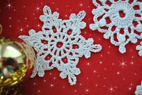 5 Free Crochet Snowflake Patterns Free Crochet Snowflake Patterns, Crochet Christmas Snowflakes, Crochet Snowflake, Snowflake Patterns, Simple Snowflake, Crochet Snowflake Pattern, Crochet Xmas, Crochet Ornaments, Crochet Snowflakes