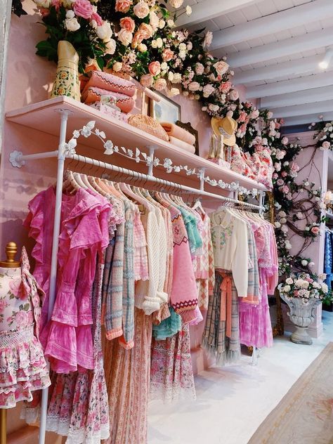 Cutest Boutiques Shops, Pink Boutique Interior, Store Design Boutique Inspiration, Loveshackfancy Store, Small Boutique Decor, Mini Boutique Store Ideas, Fashion Boutique Interior, Botique Interiors, Boutique Store Displays