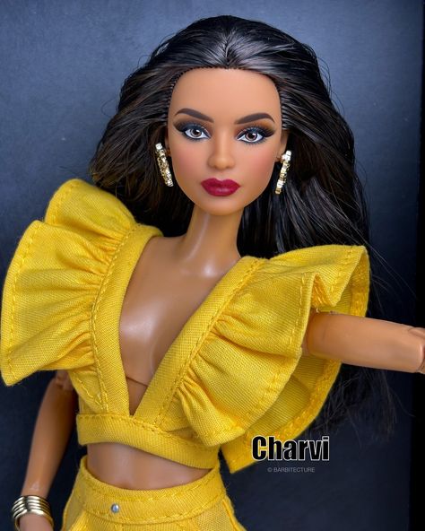 💛 Who’s She⁉️ • Meet Charvi, aka Diwali Barbie! ✨ SAVE FOR LATER - LOTS of tips/info 🙌🏽 ✨ #barbitecturetips ▹ Pls swipe 📸 #behindthescenes views Joining @thedollhouzz #thedollhousemakeovermondays - late! 😅🤩 Here’s what I did for Charvi’s mini makeover: ▲ Rebodied: she’s rocking a Soccer Player FCX82 Made to Move body ▲ Restyled: hair [boiling hot water, wide tooth brush, comb (optional), human hair gel (😅) & finger styling] ▲ Removed: bindi [used 100% acetone & cotton bud/Q-tip - Charv... Barbie Hair Styling, Barbie Signature, Diy Doll House, Diva Dolls, Barbie Clothing, Barbie Hair, Mini Makeover, Tooth Brush, Beautiful Barbie Dolls